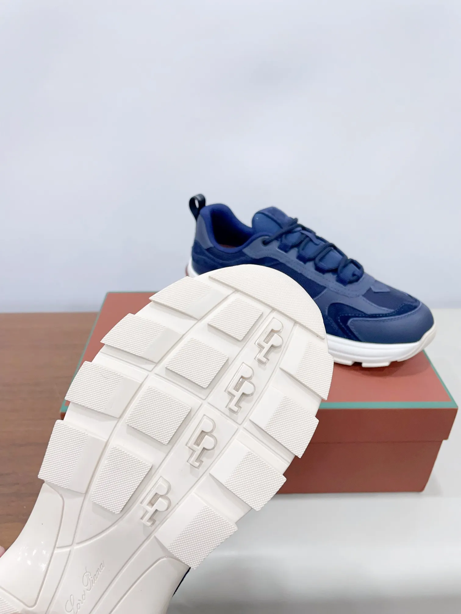 👟👟Ex-factory price 620👟👟 (Male +10) LP's new product Loro Pian* ✅Cairn Walk couple's sneakers dad shoes Official price RMB¥ ¥ 8,200 This urban style-inspired sneaker fits the foot comfortably. Cowhide and suede panels add a refined texture to the sleek silhouette, while soft padding follows every contour, making it the ideal companion for urban adventures or casual weekend getaways. The light and soft soles are designed with complex and fine carved textures and have excellent performance. 𝙎𝙞𝙯𝙚: 35-40 women, 39-45 men (40 women and 45 men are custom-made and cannot be returned or exchanged) The ultimate cost-effectiveness leaves the factory, no negotiation.